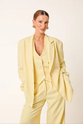 Trijunto Aurora 3 Peças Amarelo Manteiga – Colete Frente Única, Blazer e Calça