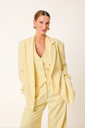Trijunto Aurora 3 Peças Amarelo Manteiga – Colete Frente Única, Blazer e Calça