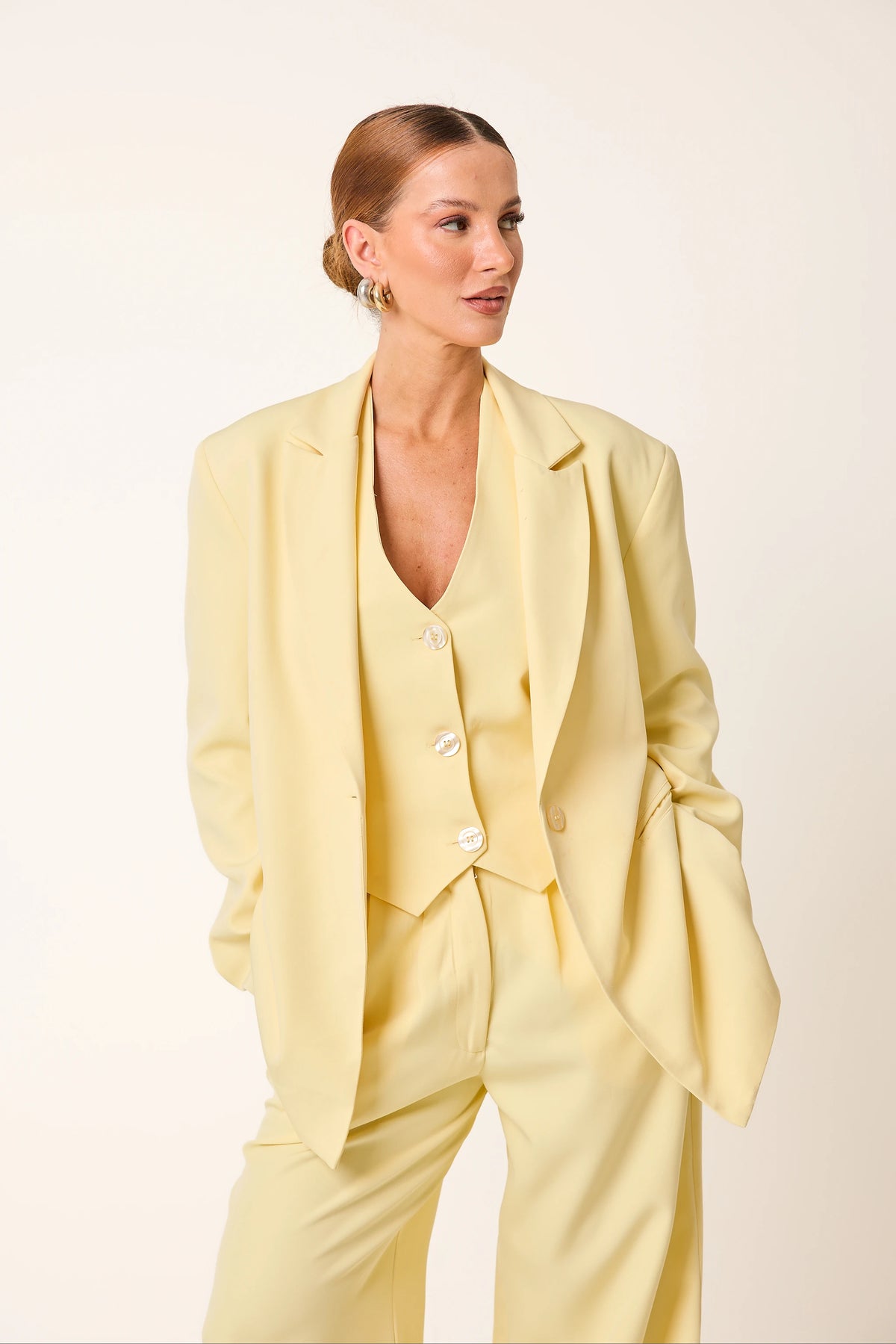 Trijunto Aurora 3 Peças Amarelo Manteiga – Colete Frente Única, Blazer e Calça