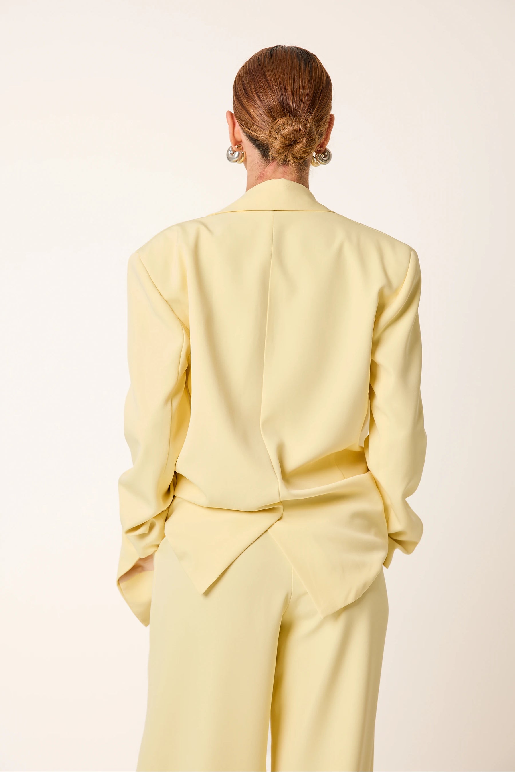 Trijunto Aurora 3 Peças Amarelo Manteiga – Colete Frente Única, Blazer e Calça