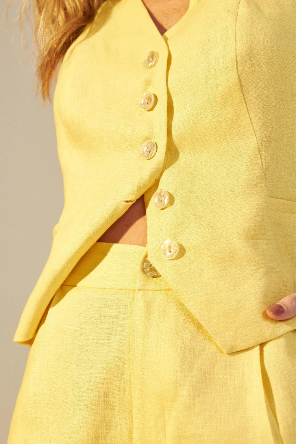 Conjunto Colete e Short Feminino em Linho – Maré Dourada | Lovemaree